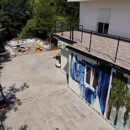 Hostel High House